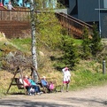 19.5.22 Hirvijärvellä oli aamupäivä pilvinen, mutta iltapäivällä jo aurinko paistoi ja ilma lämpeni.