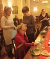 Marja ja Jatta urakoivat arpamyynnin ja arvonnan.
