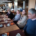 Kahvittelua ennen teatteriesitystä.