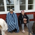 Kuten kuvasta näkyy, viileätä on. Auliskin on kietoutunut vilttiin. Tytti tarkenee paremmin.